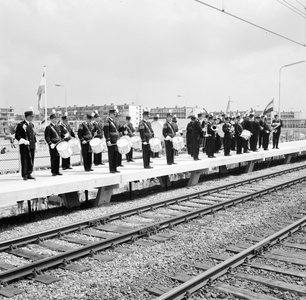171882 Afbeelding van het N.S.-harmonieorkest tijdens de opening van het nieuwe N.S.-station Vlaardingen West te Vlaardingen.